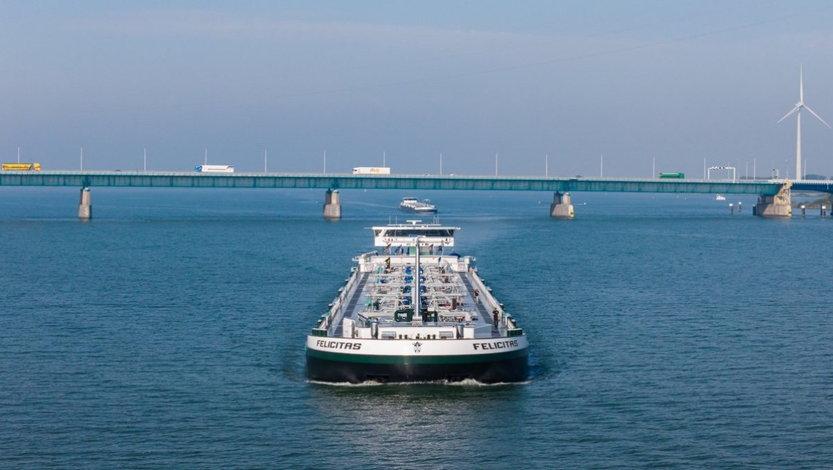AMS Barging christens methanol-ready tanker Felicitas