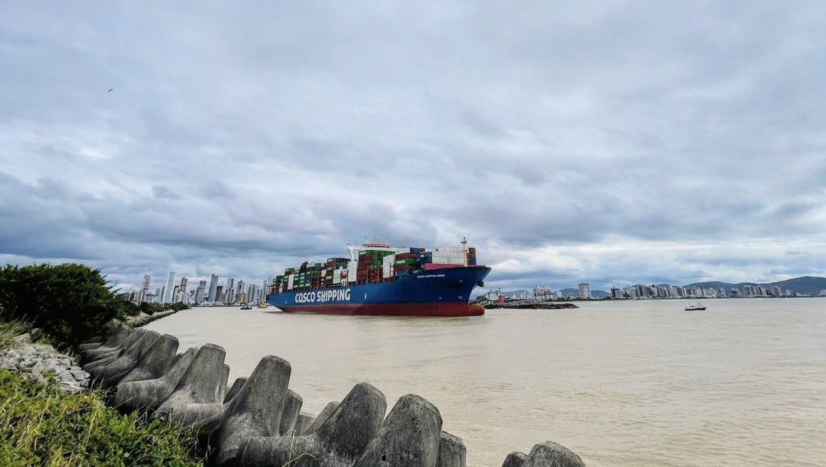 Canal de acesso aos Portos de Itajaí e Navegantes é reaberto após ventos de 69 km/h suspenderem operações por seis horas