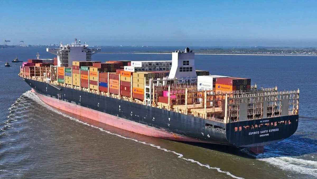 Navio Espirito Santo Express continua em chamas e à deriva no Atlântico Sul
