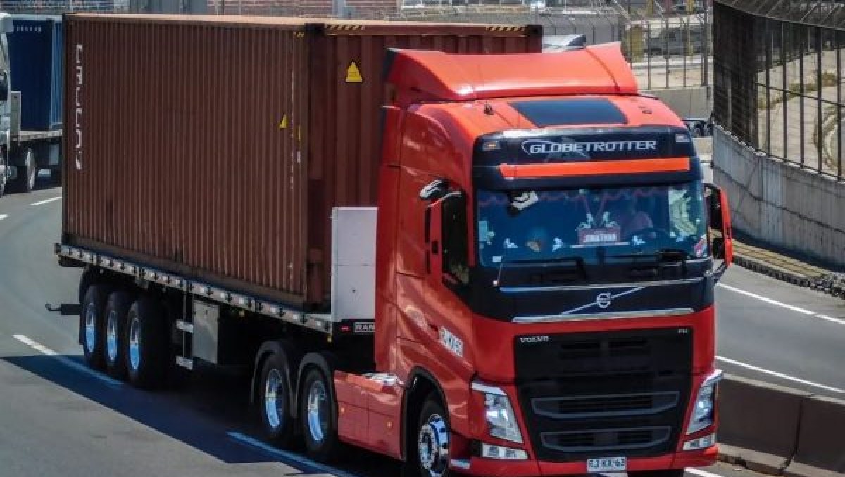 Transportistas se reúnen con subsecretario de Economía para analizar propuesta del Gobierno por alzas del díesel